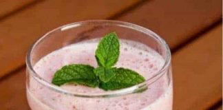 strawberry and mint protein smoothie