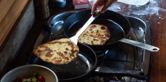 Yoghurt flatbreads with dukkah